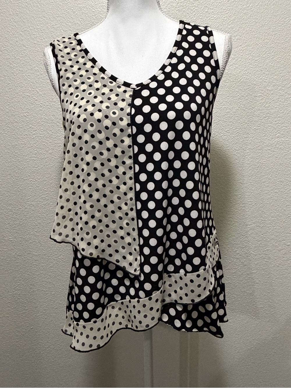 Roz and Ali black and tan polka dot ruffled tiered sleeveless top, small